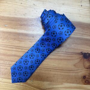 Corbata azul con estampado de balones de fútbol, ideal para eventos deportivos y casuales.