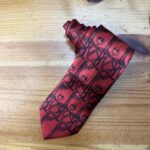 1. Corbata roja con estampado de panda y bambú, diseño elegante y moderna para eventos formales.