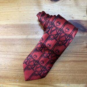 1. Corbata roja con estampado de panda y bambú, diseño elegante y moderna para eventos formales.