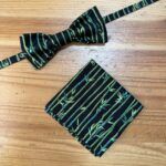 Tocado y bolso a juego con estampado de bambú en color verde y negro. Perfectos accesorios para eventos elegantes y sofisticados.
