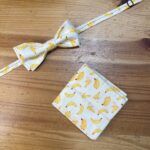 Banda de diadema y pañuelo de tela con estampado de plátanos en tonos amarillos y blancos.