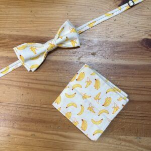 Banda de diadema y pañuelo de tela con estampado de plátanos en tonos amarillos y blancos.