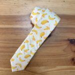 Cinta de tela con estampado de plátanos para accesorios de moda y manualidades.