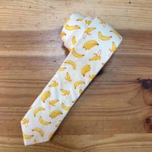Cinta de tela con estampado de plátanos para accesorios de moda y manualidades.