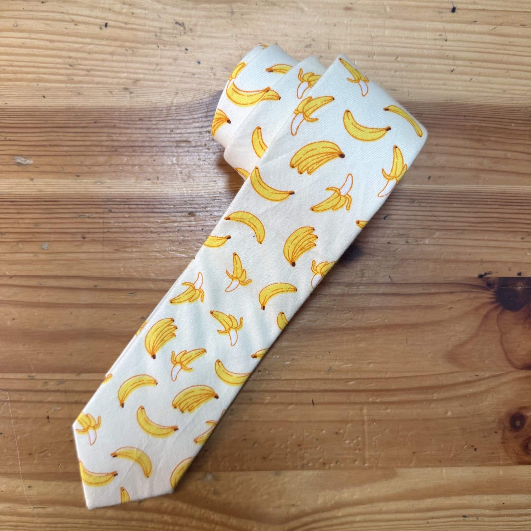 Cinta de tela con estampado de plátanos para accesorios de moda y manualidades.