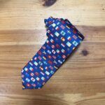 Banda para pantalón con banderas del mundo, diseño colorido y moderna, ideal para prendas infantiles y juveniles.