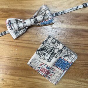 Corbata con estampado vintage y pañuelo a juego, accesorios de moda y estilo clásico.