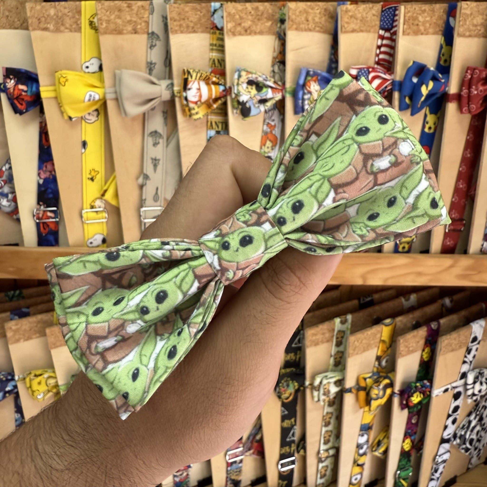 1. Diadema infantil con diseño de Baby Yoda en tela de estampado divertido y colorido.