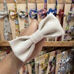 Suave lazo de tela beige para accesorios y peinados, ideal para detalles elegantes y versátiles.
