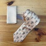 1. Tela de accesorios de moda en tonos beige y negro con estampado de utensilios de cocina.