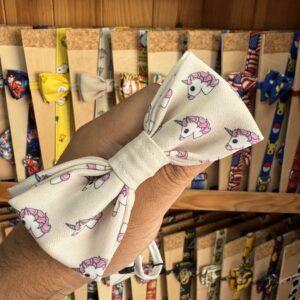 1. Muñeca de tela con diseño de unicornios en colores pastel para niños y niñas.