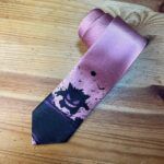 1. Corbata de diseño Pokémon Gengar en tonos morados y negros para ocasiones especiales.
