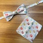 Banda y pañuelo de tela con estampado de bicicletas coloridas, ideales para accesorios y moda sostenible.