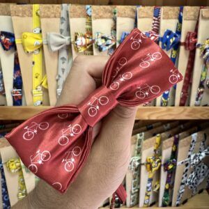 Corbata de seda roja con estampado de bicicletas blancas para mujer y hombre.