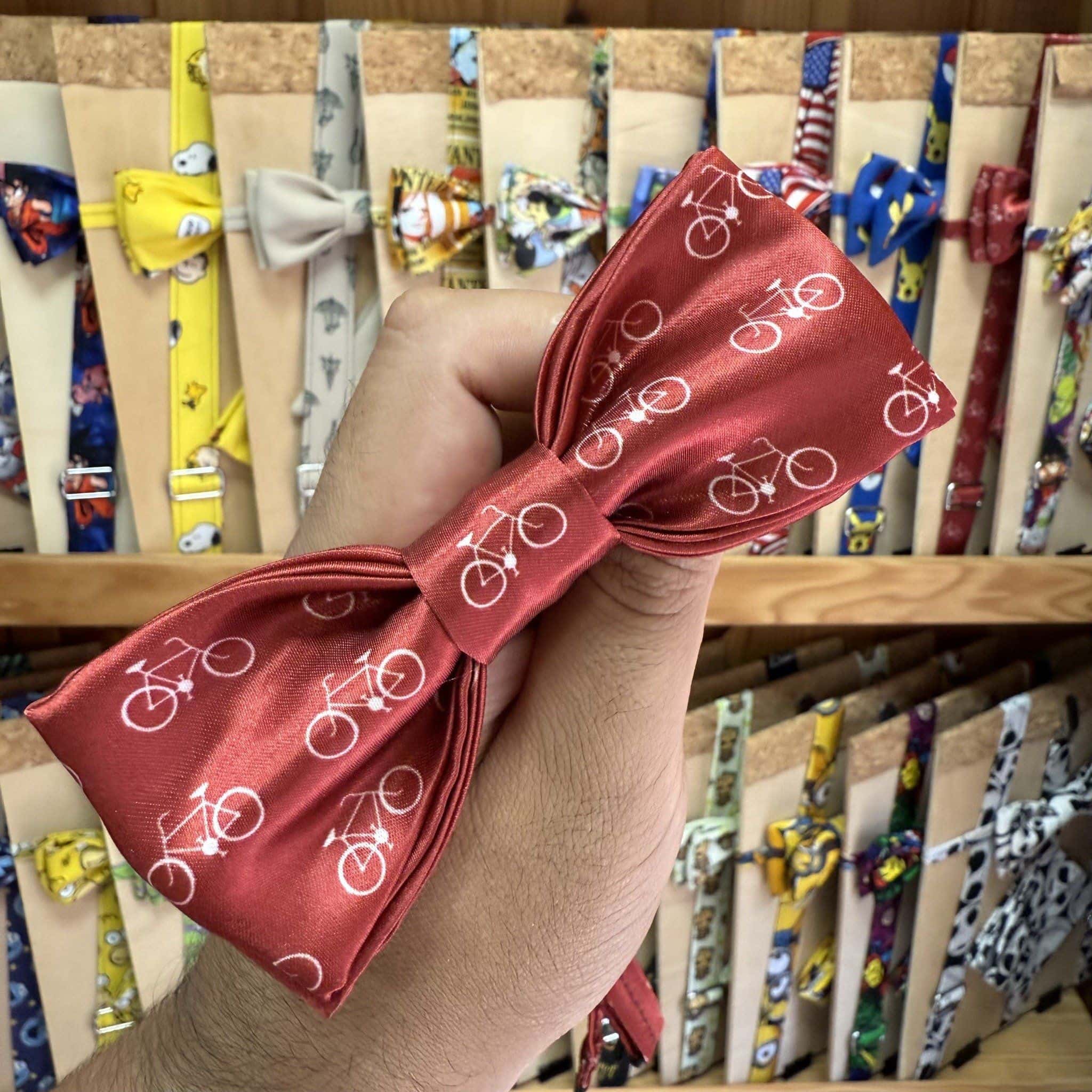 Corbata de seda roja con estampado de bicicletas blancas para mujer y hombre.