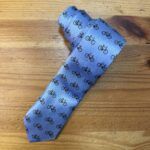 Corbata de rayas azul con estampado de bicicletas negras, ideal para amantes del ciclismo y accesorios únicos.