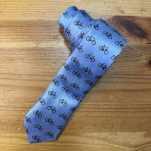 Corbata de rayas azul con estampado de bicicletas negras, ideal para amantes del ciclismo y accesorios únicos.