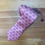 Corbata rosa con estampado de bicicletas negras, diseño elegante y original para eventos deportivos o casuales.