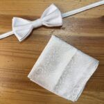 Lazo de ceremonia rosa y pañuelo de raso blanco con diseño paisley elegante para bodas y eventos religiosos.