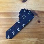 Corbata marina con anclas blancas para hombre y mujer, accesorios de moda náutica y estilo marinero.