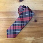 Corbata de tartán en tonos rojos y azules para hombres y mujeres, elegante y clásica.