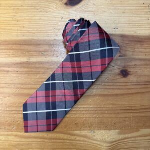 Corbata de tartán en tonos rojos y azules para hombres y mujeres, elegante y clásica.