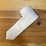 Corbata blanca de seda para hombre, elegante y sofisticada, ideal para bodas y eventos formales.