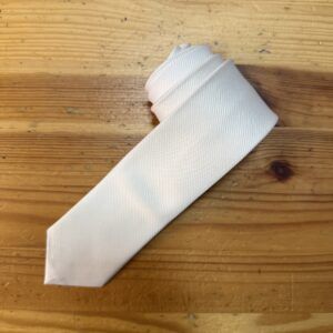 Corbata blanca de seda para hombre, elegante y sofisticada, ideal para bodas y eventos formales.
