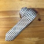Corbata de seda con estampado de corazones y tréboles en color negro y blanco para eventos elegantes.