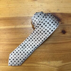 Corbata de seda con estampado de corazones y tréboles en color negro y blanco para eventos elegantes.
