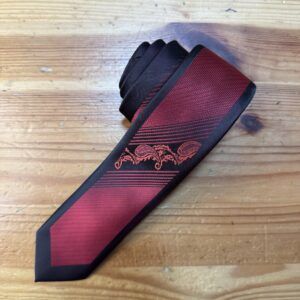 Corbata de diseño elegante en negro y rojo, perfecta para eventos formales y ocasiones especiales.