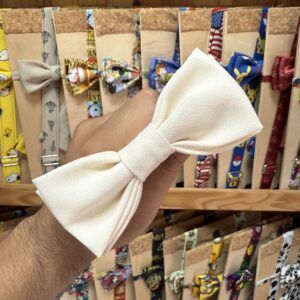 1. Lazo blanco de tela para niñas, accesorio elegante y divertido para ocasiones especiales.