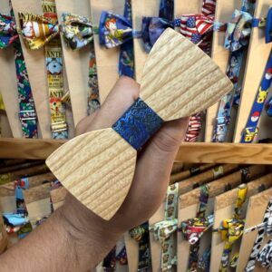 1. Lazo de madera con cinta azul decorativa, para accesorios o manualidades.
