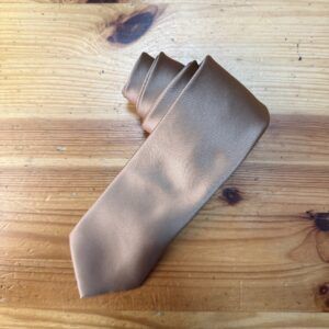 1. Corbata de satén en tono champagne, elegante y suave para ocasiones especiales.