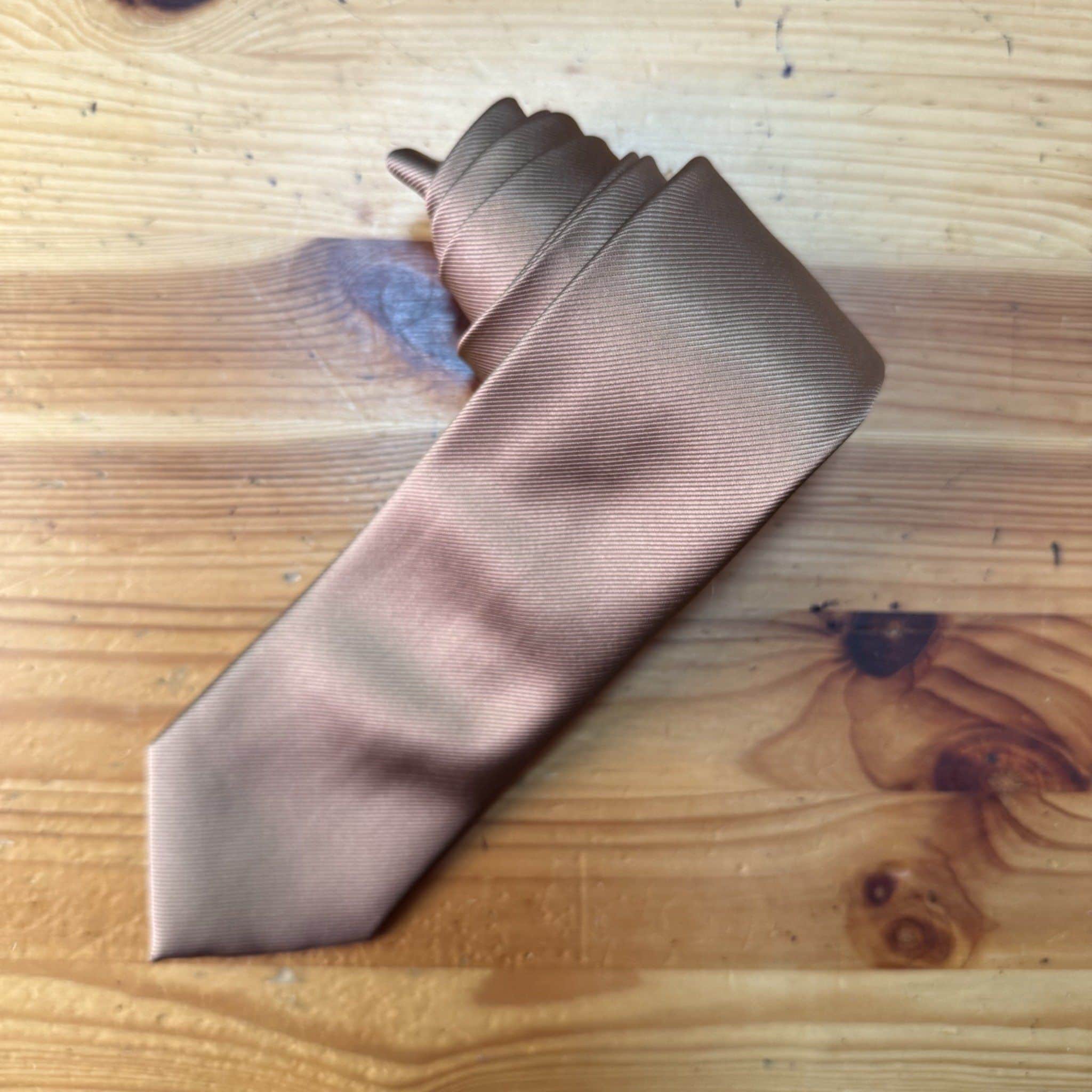 Corbata marrón de seda, elegante y de alta calidad, perfecta para eventos formales y profesionales.