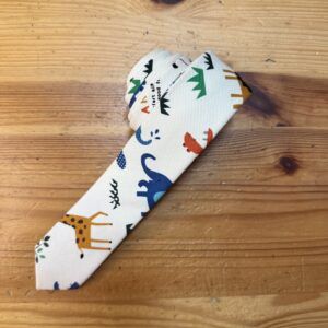 1. Cinta para bebé con estampado de animales y colores vibrantes, ideal para regalos y manualidades.
