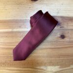 Corbata burdeos de seda elegante para eventos formales y ocasiones especiales.