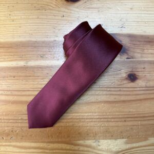 Corbata burdeos de seda elegante para eventos formales y ocasiones especiales.