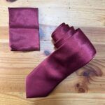 Corbata de seda burdeos con paquete a medida para bodas y eventos elegantes.