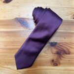 Corbata morada de seda con textura sutil para ocasiones formales y elegantes.