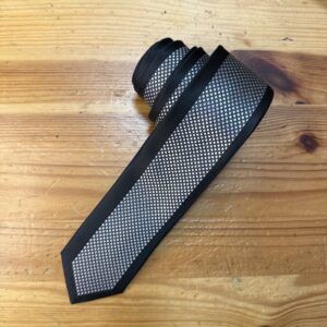 Corbata de malla negra y plata con detalles elegantes para eventos formales.