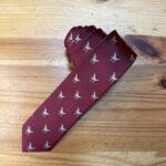 Corbata burdeos con diseño de ciervo en hilo dorado, calidad y estilo para ocasiones formales.