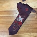 Lazo de seda con diseño japonés y estampados de gatos y flores.