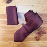Corbata burdeos de seda con pañuelo a juego, accesorios elegantes para eventos formales.