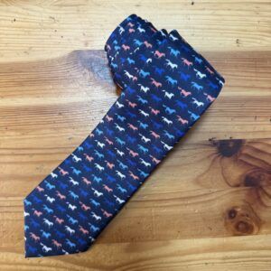 Corbata con estampado de caballos en tonos azules y rosados, elegante y moderna.
