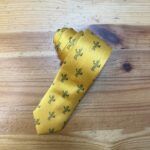 1. Corbata amarilla con estampado de perros, estilo elegante y original para eventos formales.