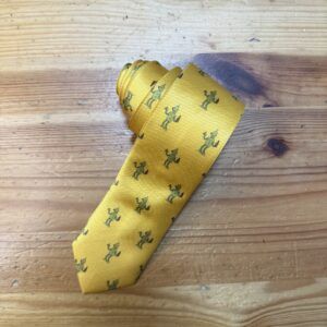 1. Corbata amarilla con estampado de perros, estilo elegante y original para eventos formales.