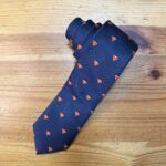 Corbata azul con estampado de Superman, elegante y moderna.