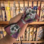1. Mascarilla con diseño de calavera y flores, estilo Día de Muertos, accesorios de moda.