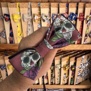 1. Mascarilla con diseño de calavera y flores, estilo Día de Muertos, accesorios de moda.